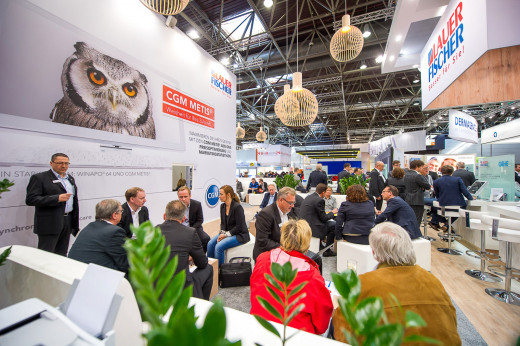 Messeimpressionen auf einem großen Stand