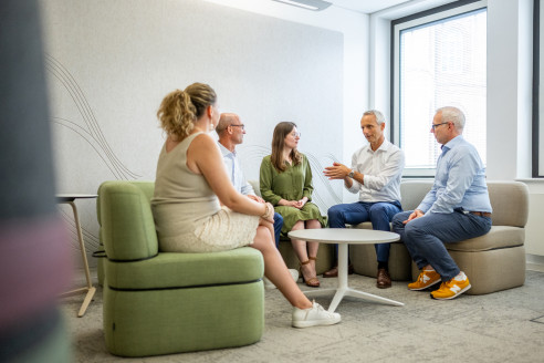 SEO bei unter Teambesprechung im Büro