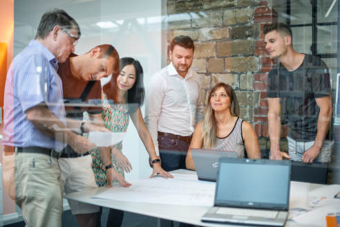 Meeting im Büro mit jungen Kollegen
