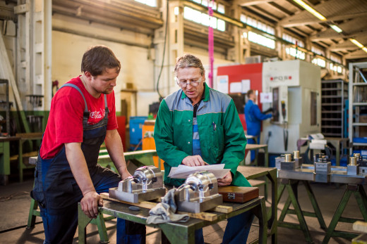 Azubi und Meister bei der Arbeit