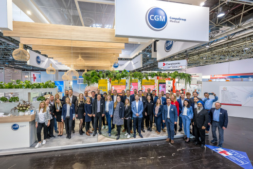 Gruppenfoto vor dem Messestand