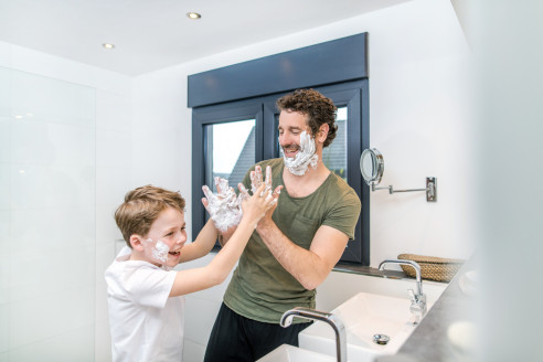 Papa und Sohn albern im Bad rum
