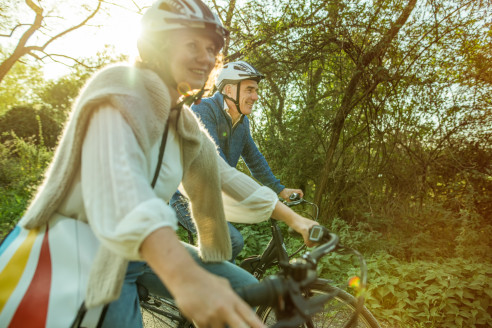älteres Pärchen bei einer Fahrrad Tour