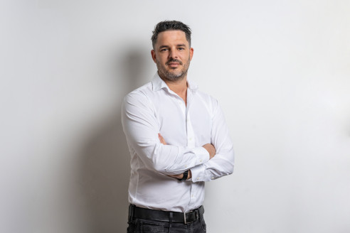 Businessportrait im Büro vor einer weißen Wand