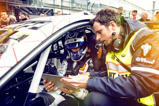 Rennfahrer berät sich mit Mitarbeiter