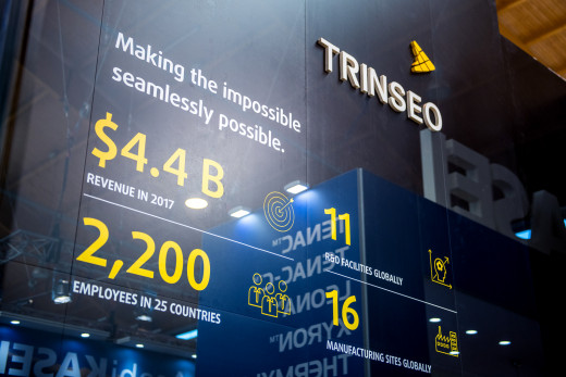 Stand auf einer Messe mit Logo im Hintergrund