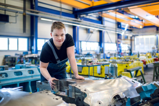 Lehrling bei der Arbeit an einer Maschine