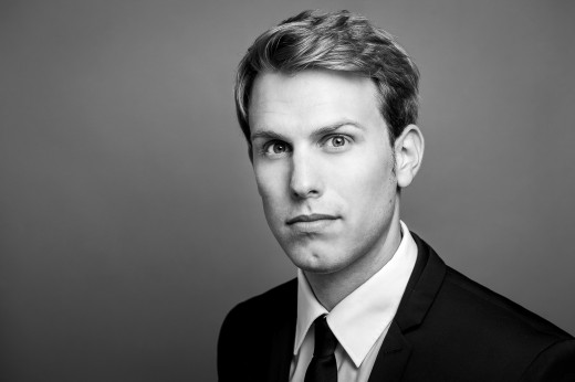 Bewerbungsfoto eines Mannes im Anzug mit freundlichem Blick