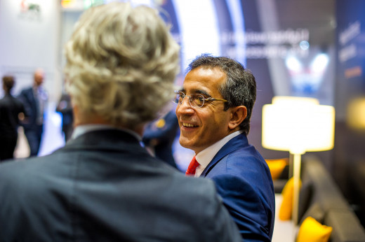 Zwei Männer unterhalten sich auf einer Messe