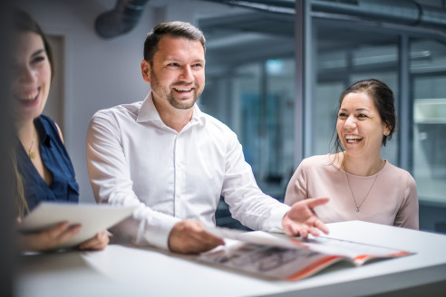 Mitarbeiterin lachen in Büro