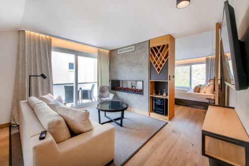 Hotelzimmer mit Sofa und Bett im Hintergrund