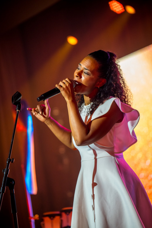 Sängerin beim singen auf der Bühne