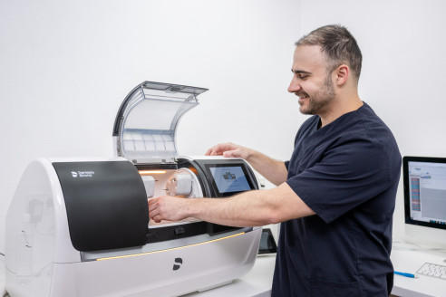 Zahnarztlabor mit Mitarbeiter