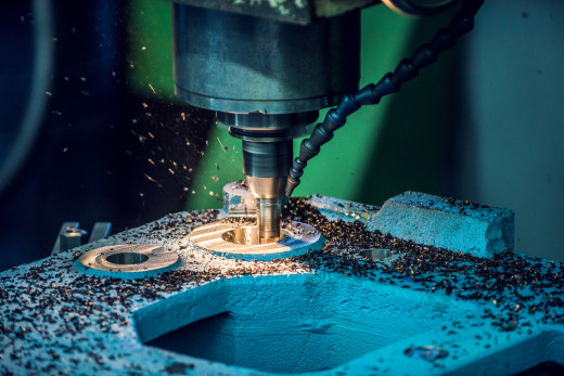 Bohrfräse im Einsatz am Metalstück