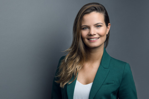 Professionelles Bewerbungsbild einer Frau mit Blazer vor hellem Hintergrund