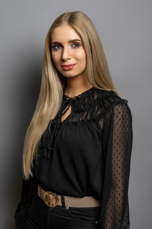 Professionelles Bewerbungsbild einer Frau vor hellem Hintergrund