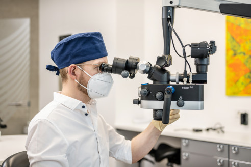 Zahnarzt am Microskop