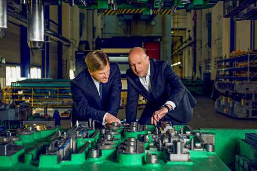 Geschäftsführung schauen sich eine Industriemaschine an