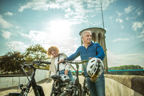Pärchen machen eine Pause nach einer Fahrrad Tour in Neuwied