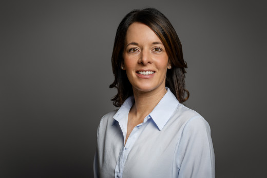 Seriöses Business Portrait für Bewerbung mit neutralem Hintergrund