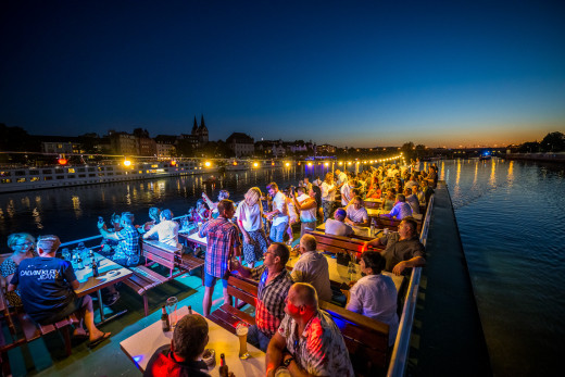 Schiffsfahrt auf der Mosel bei Abendstimmung