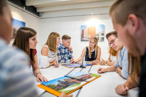 Azubis im Meeting im Büro
