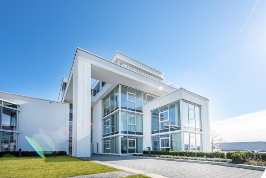 modernes Gebäude bei blauen Himmel