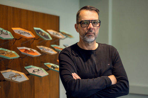 GF mit verschränken Armen schaut in die Kamera