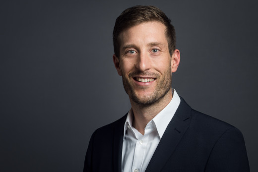 Bewerbungsfoto eines Mannes im Anzug mit freundlichem Blick