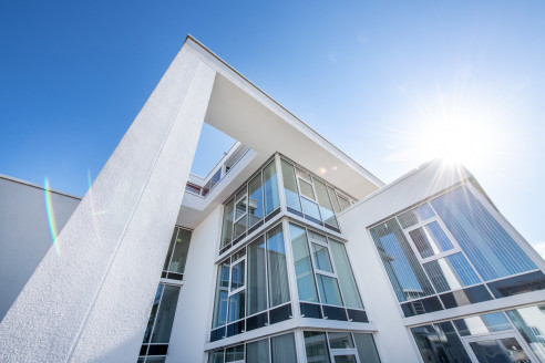 Modernes Firmengebäude von unten fotografiert