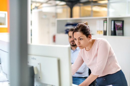 Mitarbeiterin arbeitet konzentriert am PC