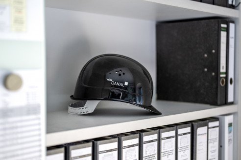 Bürodetails Bauhelm im Regal