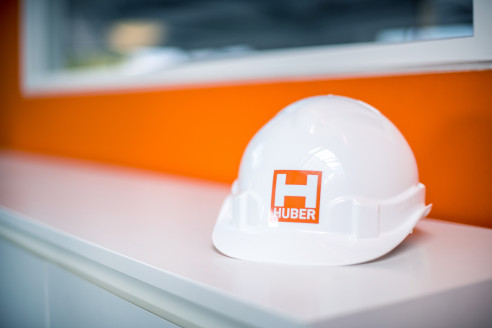 Bauhelm liegt auf einem Sideboard