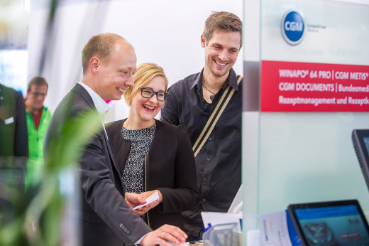 Lachende Mitarbeiter auf einer Messe