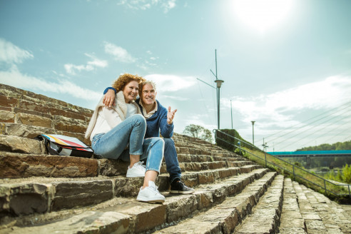 Pärchen sitzt an den Rheinstufen in Neuwied
