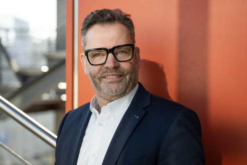 Modernes Portraitfoto eines Geschäftsführers mit Licht und Schatten