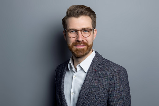 Bewerbungsfoto eines Mannes im Anzug mit freundlichem Blick