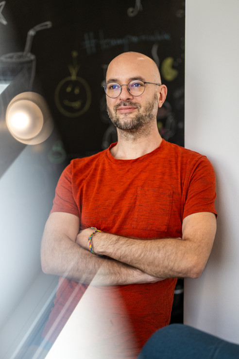 Mitarbeiter lächelt und hat die Arme verschränkt