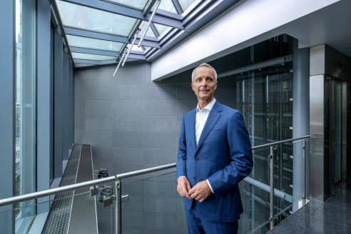 Businessportrait eines Geschäftsführers im Eingangsbereich Firma