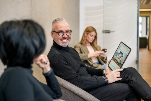 Patienten unterhalten sich im Wartezimmer beim Zahnarzt