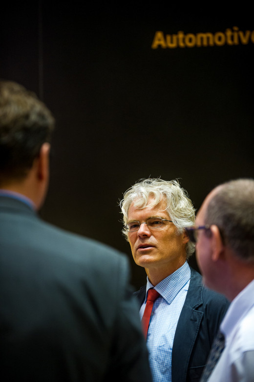 Männer unterhalten sich auf einer Messe