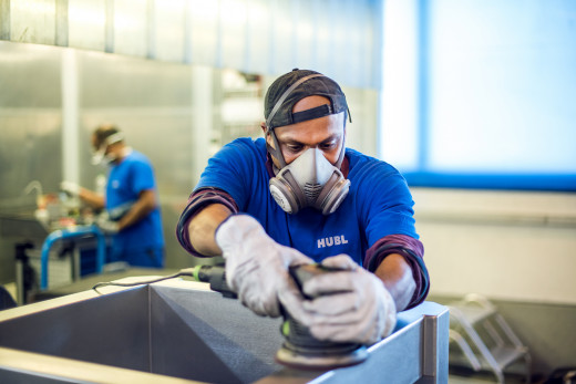 Polierarbeiten mit Schutzmaske am Werkstück