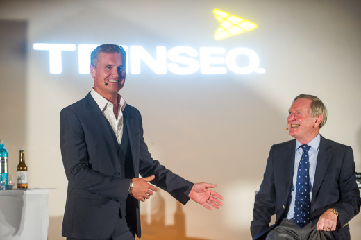 Unterhaltung auf der Eventbühne mit Firmenlogo im Hintergrund