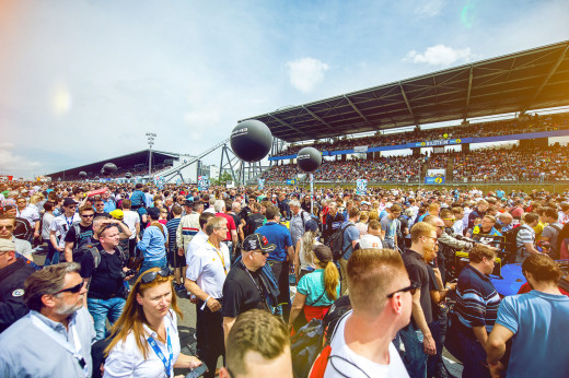 Menschmenge auf der Rennstrecke