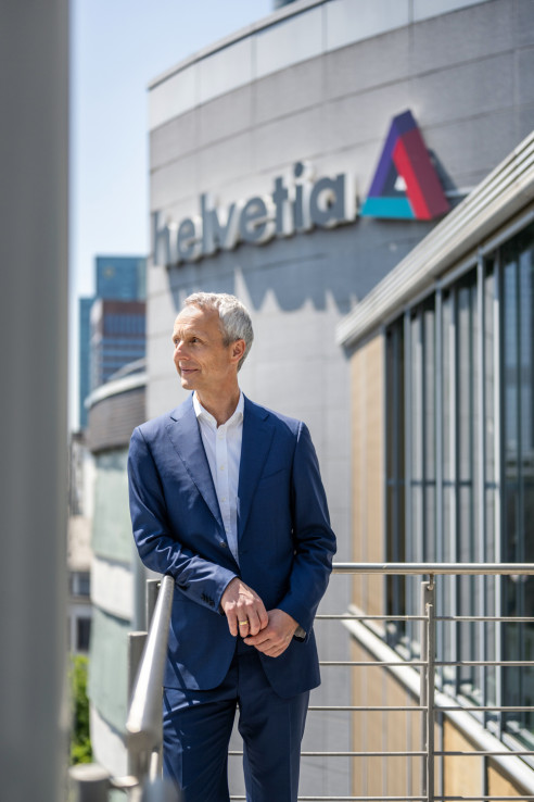 Businessportrait eines Geschäftsführers vor dem Firmenlogo in Frankfurt