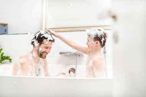Papa und Sohn baden zusammen
