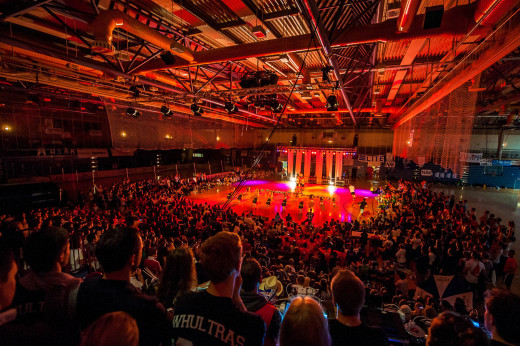 Tanzaufführung in einer großen Halle
