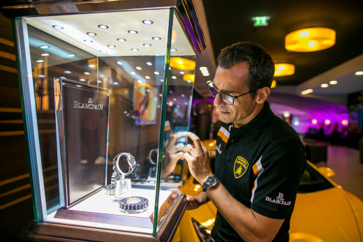 Mann schaut sich eine Uhr im Schaukasten an