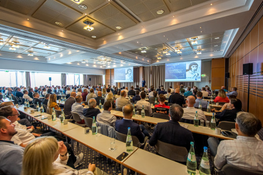 Presstermin in großen Raum