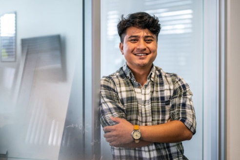 Mitarbeiter vor einer Glasbürotür